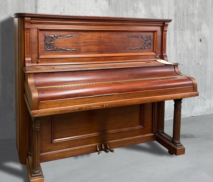 Duque, Leigh Howard upright piano before