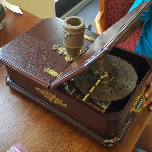 antique radio restoration: small phonograph after