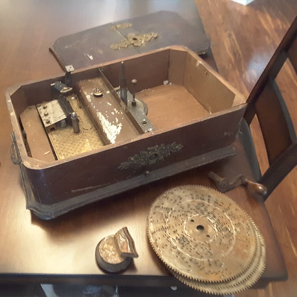 antique radio restoration: small phonograph before