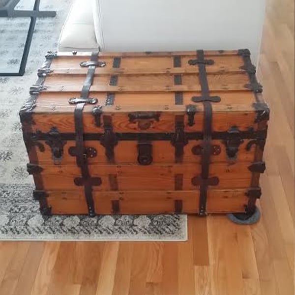 Exterior restoration of an antique trunk - Bagage Collection